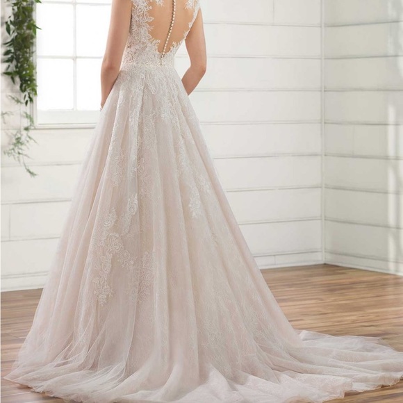 Essence of Australia Elegant Lace Wedding Dress in White - Picture 4 of 9